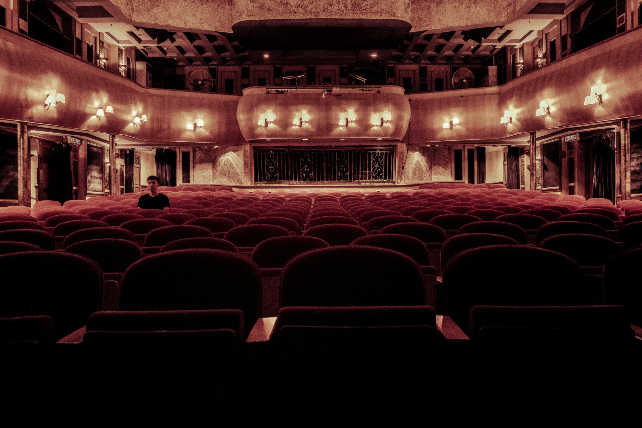 Tiyatro Sanatı: Sahne Arkası ve Oyunculuk Sırları